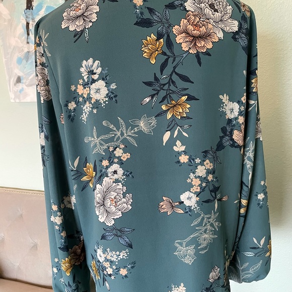 Floral knotted teal blouse - Picture 8 of 12